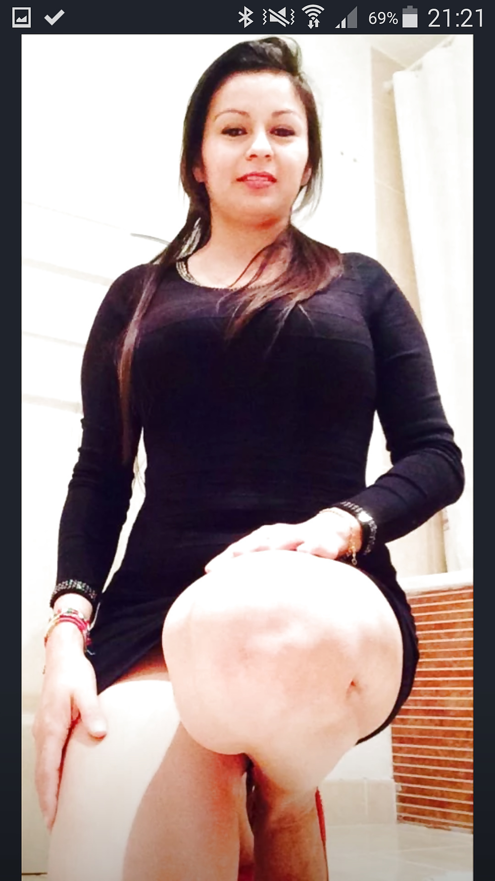 Superbe fille toute humide attende de faire bander un mec imaginatif mais pas seulement